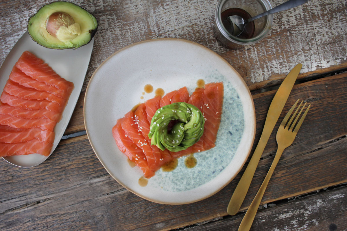 Lachs Sashimi mit Avocado und Teriyaki Sauce 3 Lachs Sashimi mit Avocado und Teriyaki Sauce 3