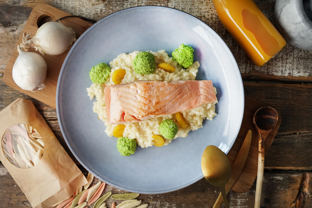 Lachsfilet an Risotto mit Erbsenmousse