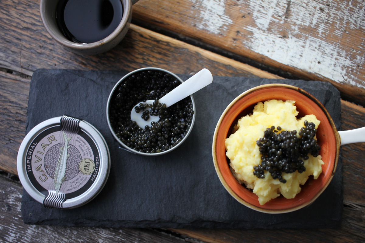 Caviar auf Kartoffelpüreee