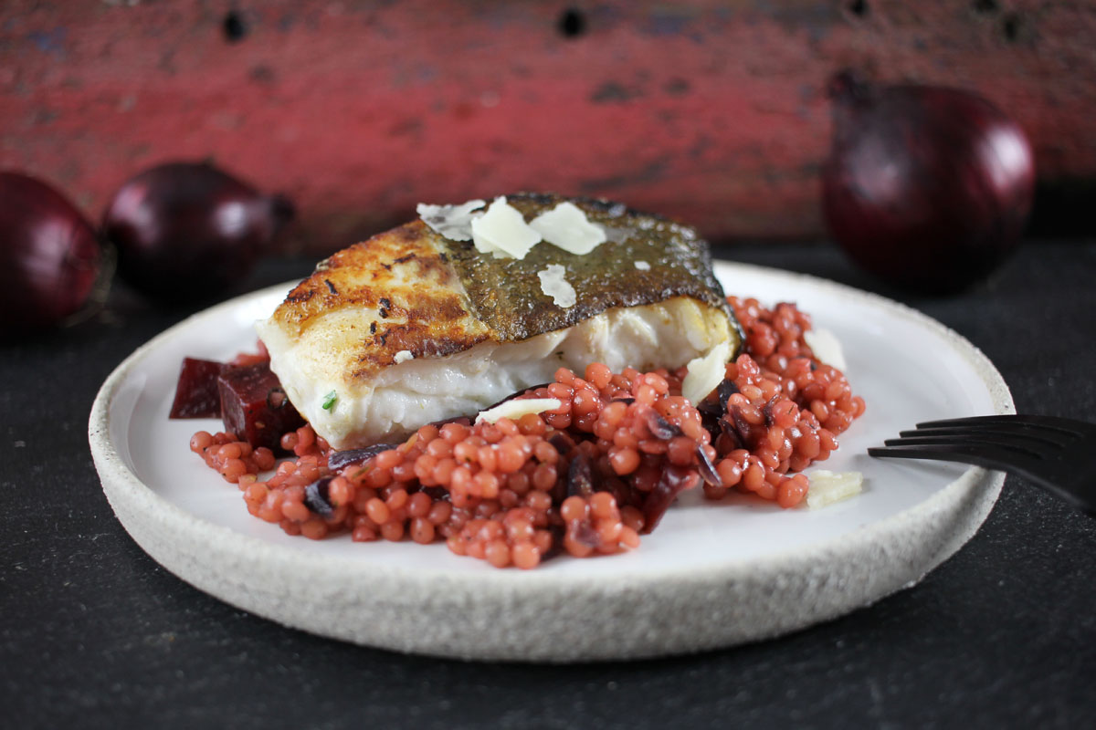 Skrei mit Rote Bete Perlgraupen