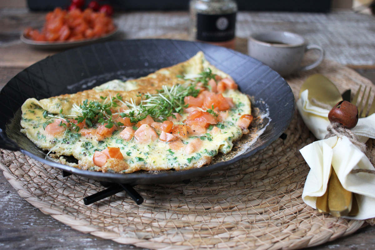 Omlett mit Räucherlachswürfeln Omlett mit Räucherlachswürfeln