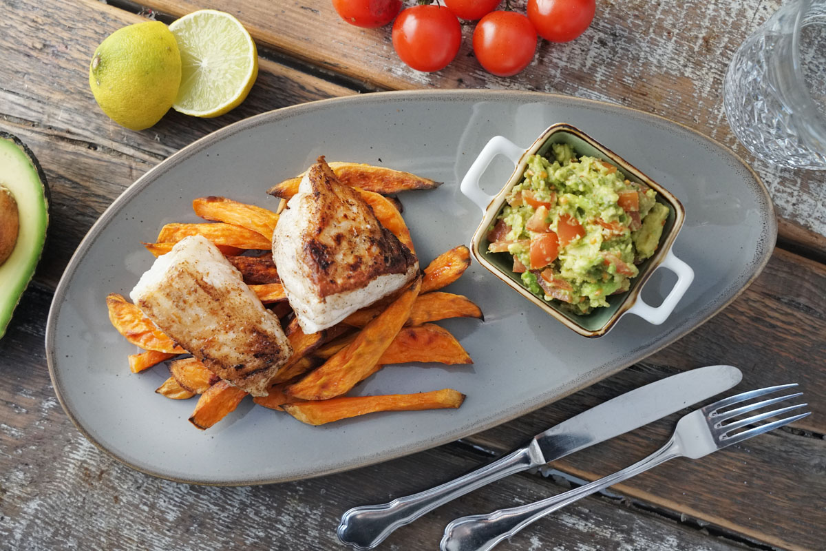 Skrei auf Süßkartoffelpommes mit Guacamole 2 Skrei auf Süßkartoffelpommes mit Guacamole 2