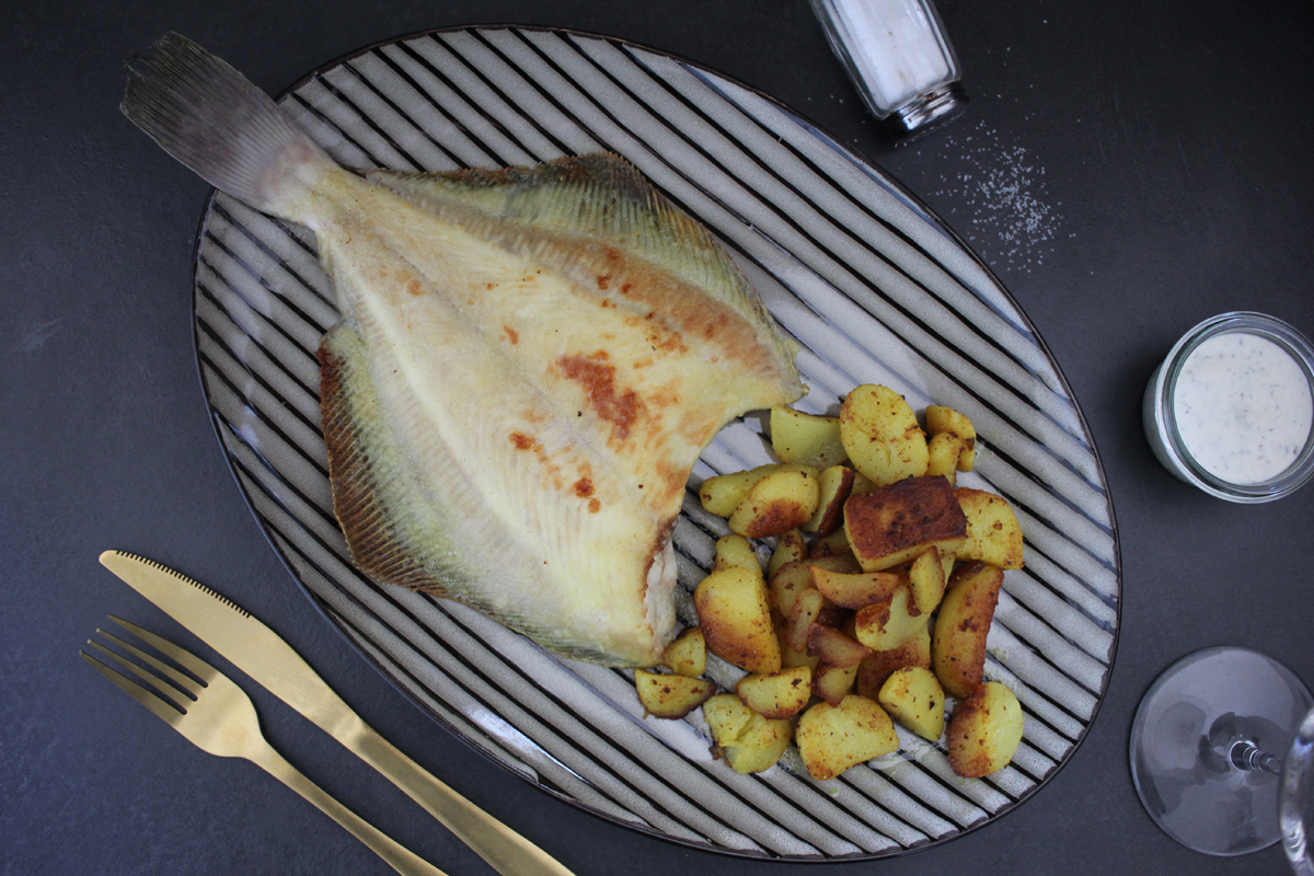 Ganze Scholle mit Bratkartoffeln