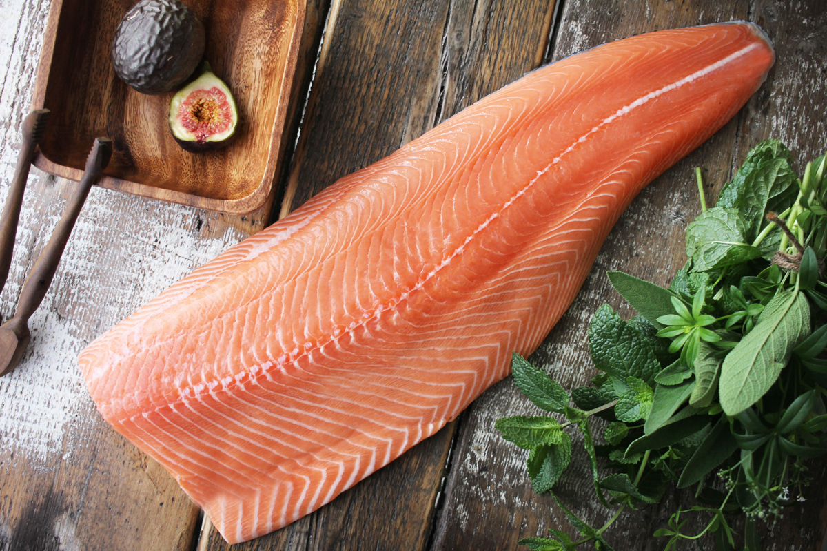 Ganze-Lachsseite-online-bestellen Lachsfilet frisch mit Haut