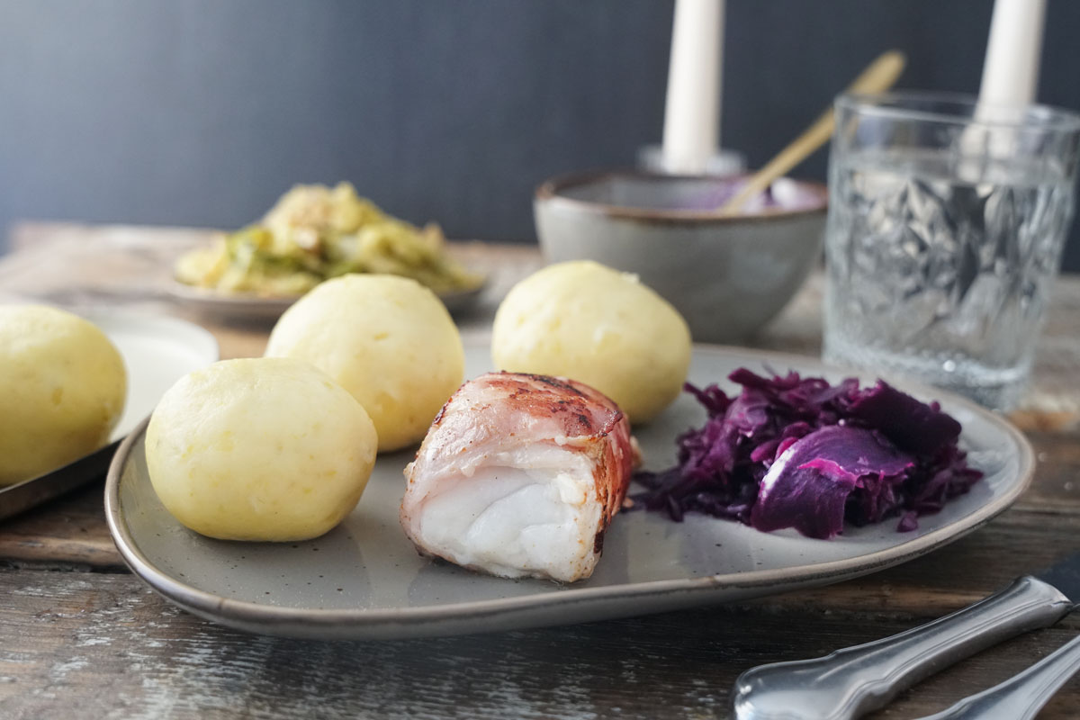 Skrei im Speckmantel mit Rotkohl und Kartoffelknödeln