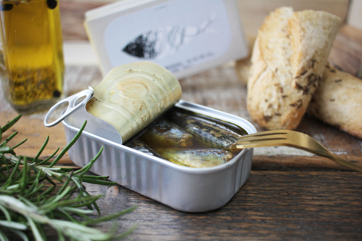 Kleine geräucherte Makrelen in Olivenöl