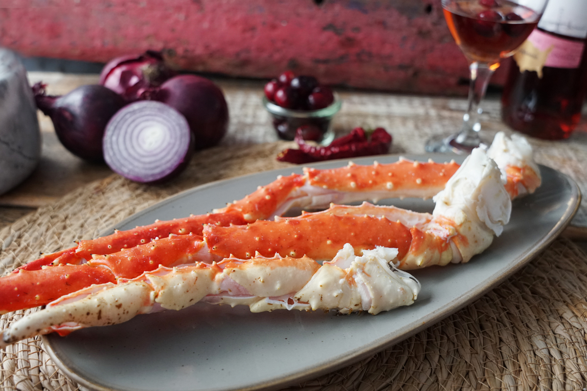 Kleine Königskrabbenbeine und Scheren - gekocht halbiert