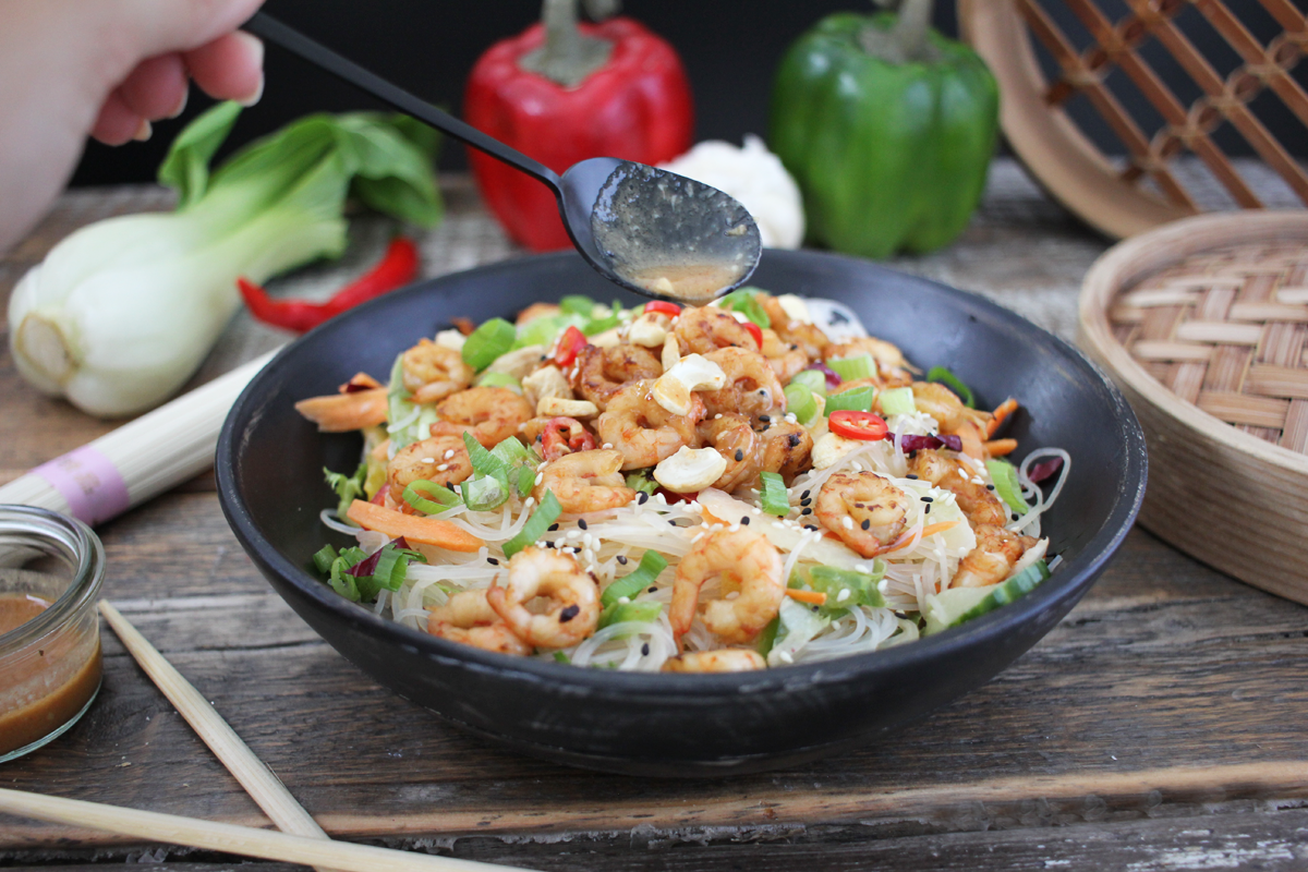 Glasnudelsalat mit gebratenen Garnelen Glasnudelsalat mit gebratenen Garnelen