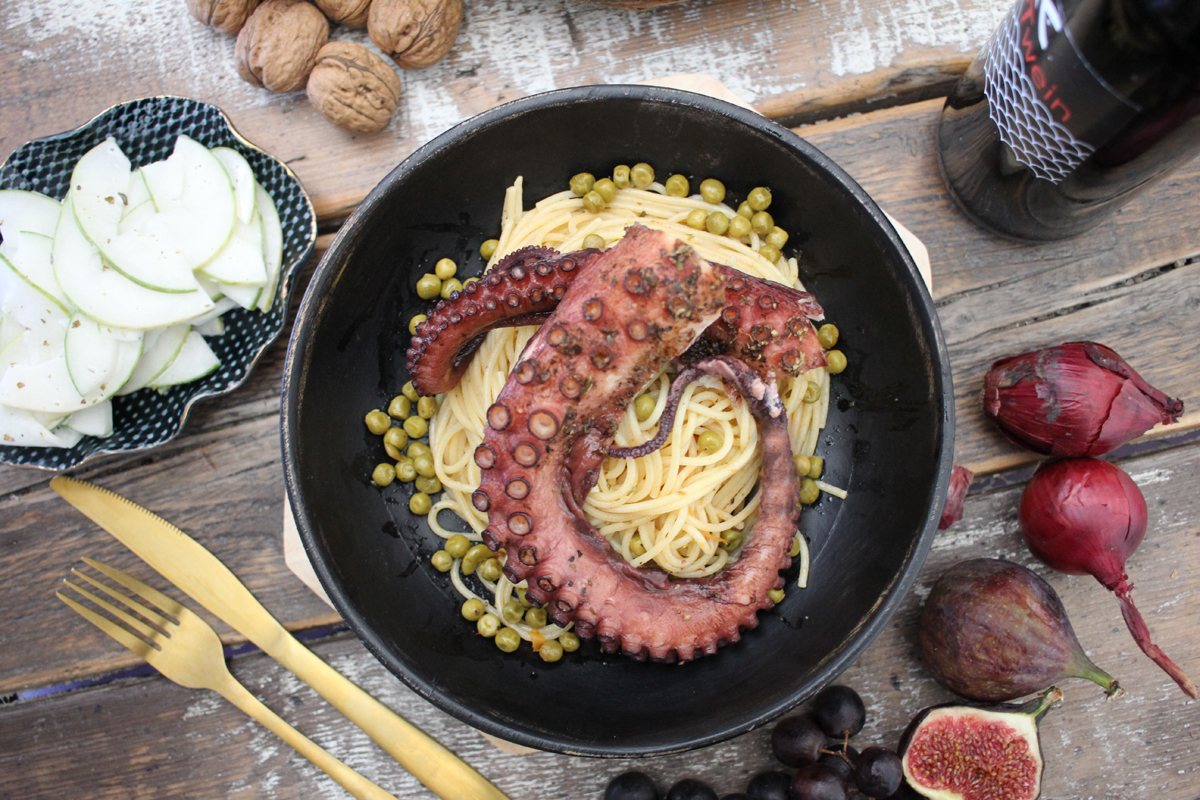 gebratener Oktopus auf Spaghetti