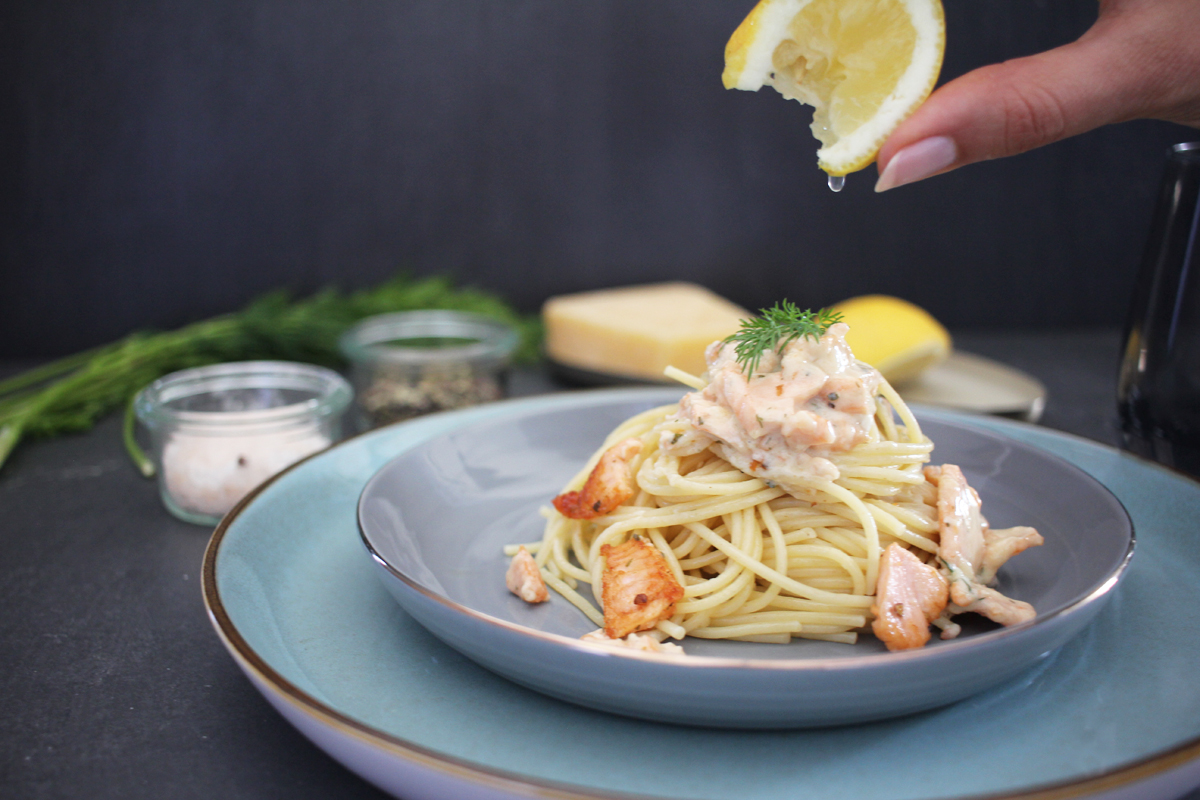 Nudeln mit Lachs in Sahnesauce Nudeln mit Lachs in Sahnesauce