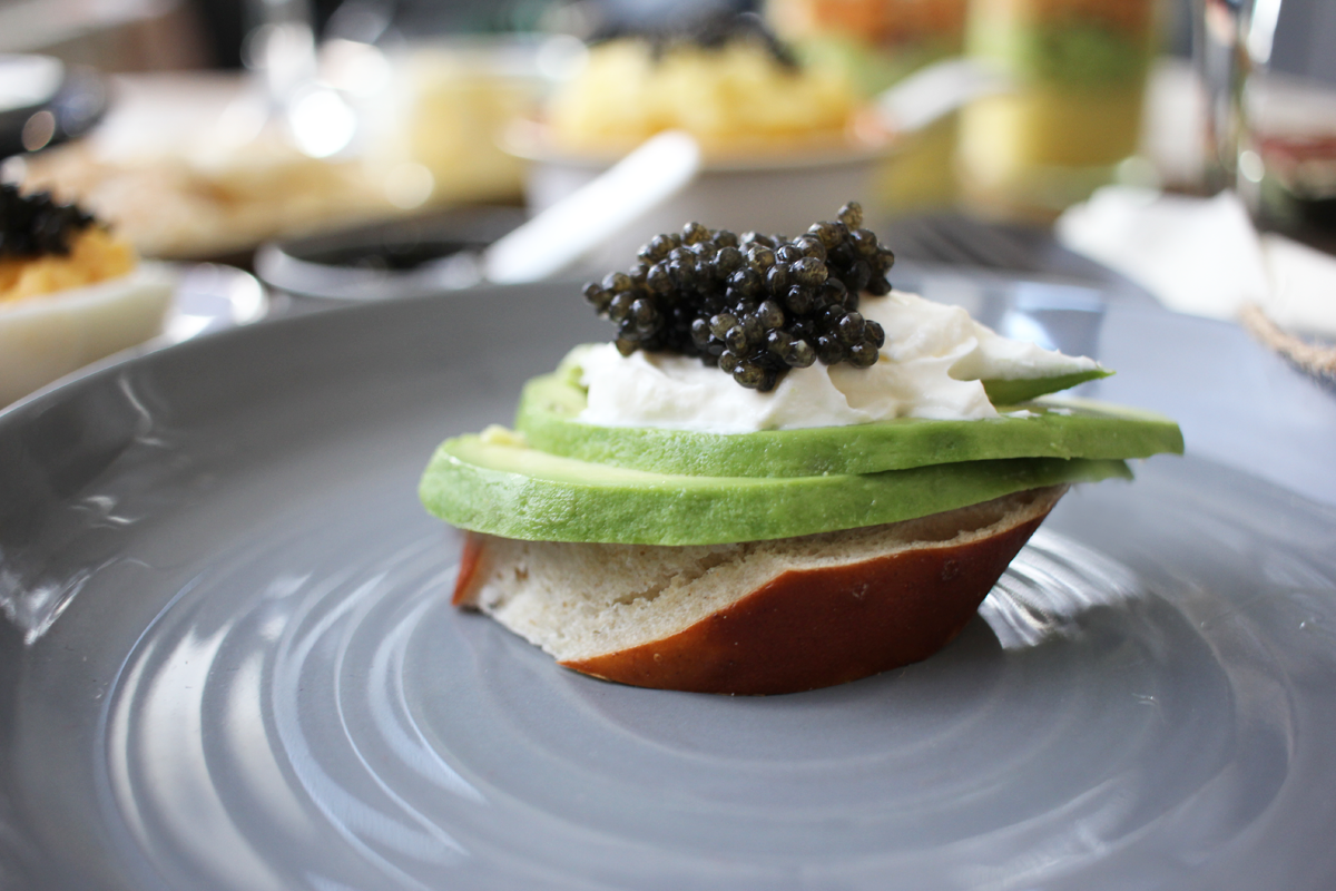 Caviar auf Laugenstange mit Avocado