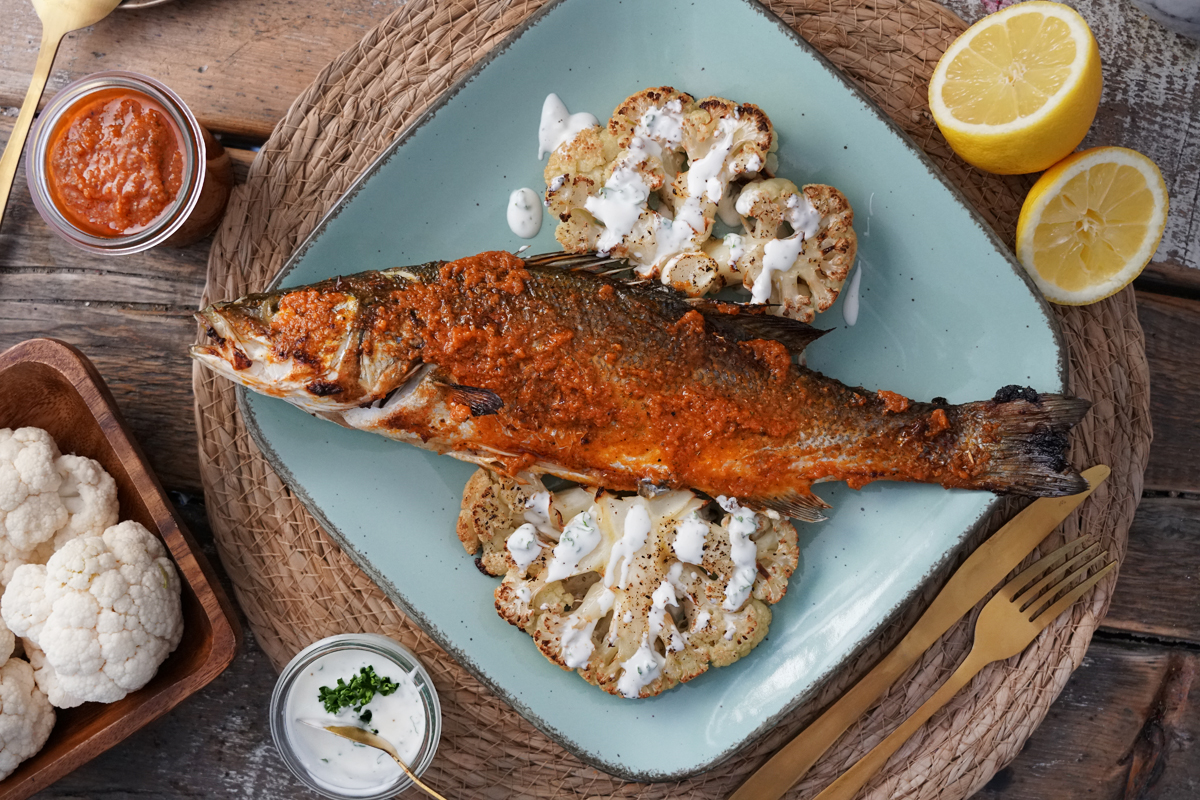 Gegrillter Wolfsbarsch mit Blumenkohl an Joghurtdip Gegrillter Wolfsbarsch mit Blumenkohl an Joghurtdip