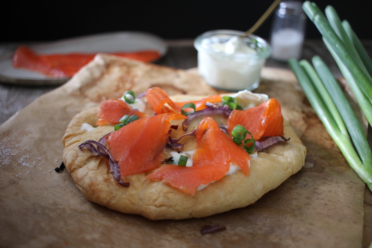 Focaccia mit geräuchertem Fjordforellenfilet