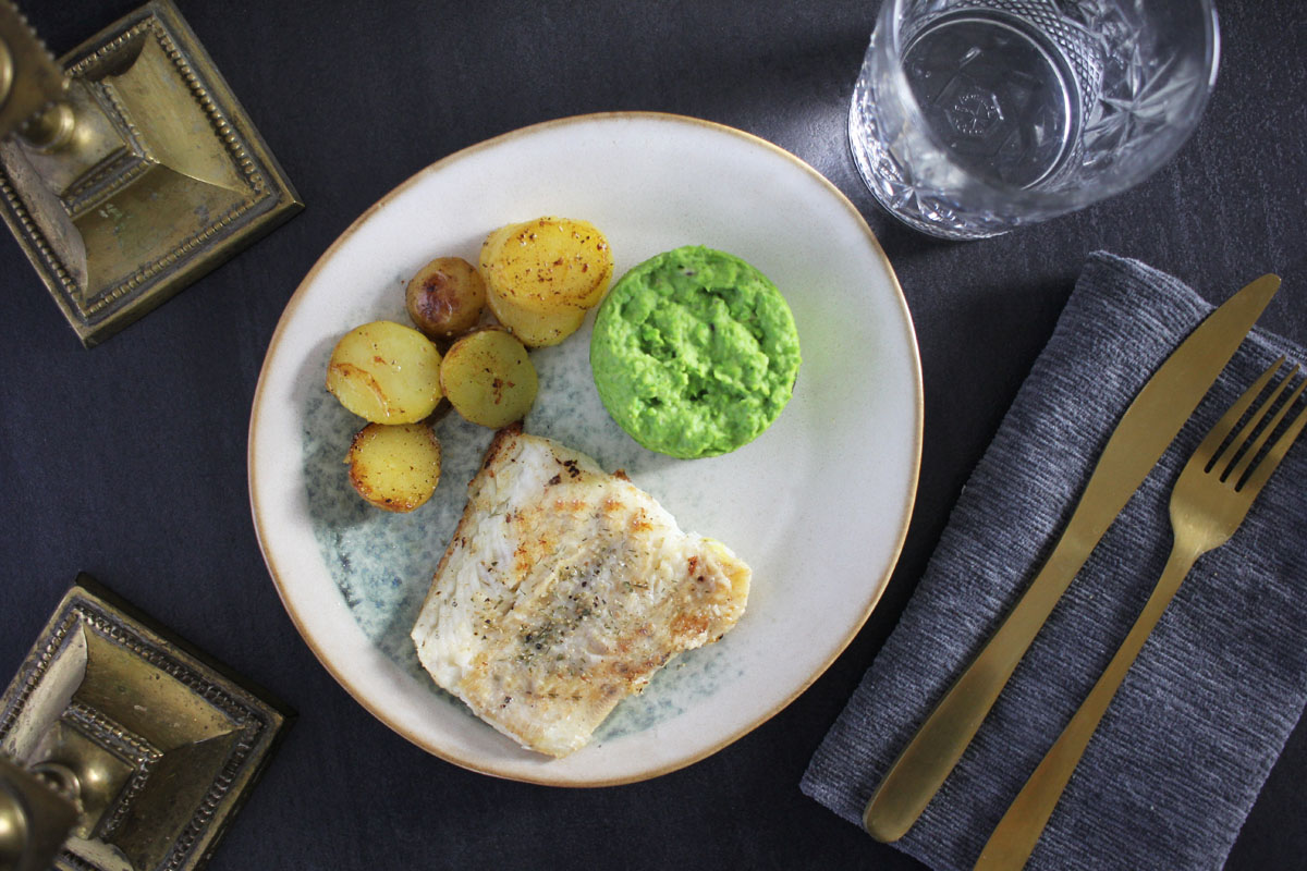 Steinbeißer mit Erbsenpüree Steinbeißer mit Erbsenpüree