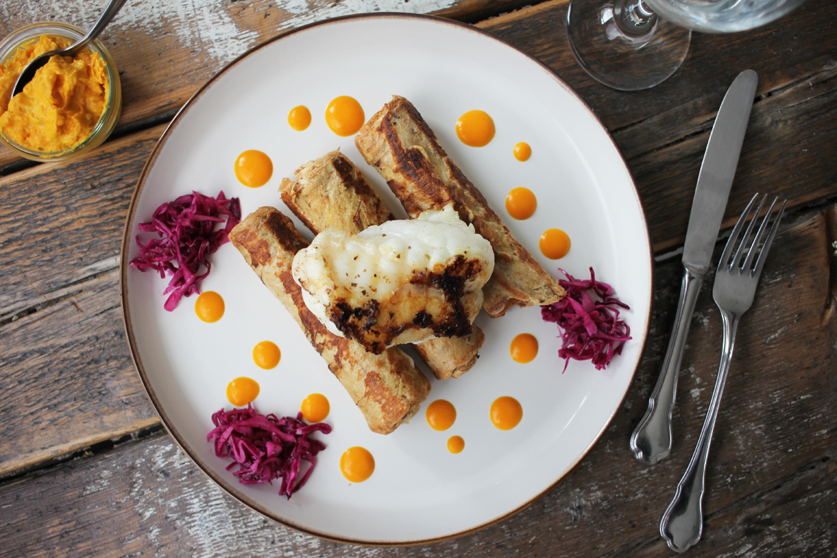 Seeteufel mit Kürbisbutter auf Toast-Röllchen 2 Seeteufel mit Kürbisbutter auf Toast-Röllchen 2