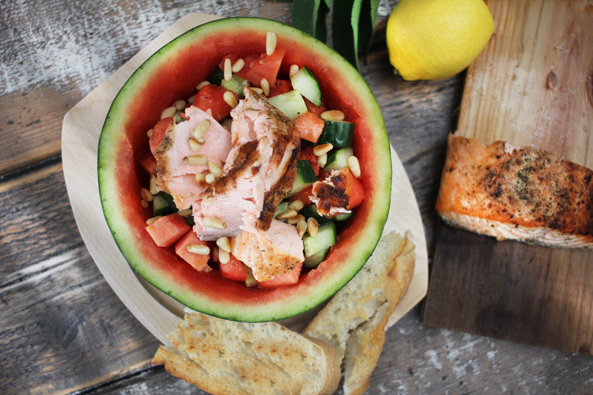 Geflammter Lachs auf Melonen Salat Rezept Geflammter Lachs auf Melonen Salat Rezept