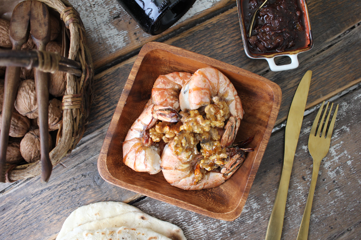 Garnelen mit Pflaumenchutney und Chapati-Brot