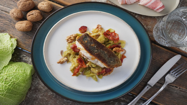 Rezept Skrei auf Zwiebel-Wirsing mit Walnüssen und Speck