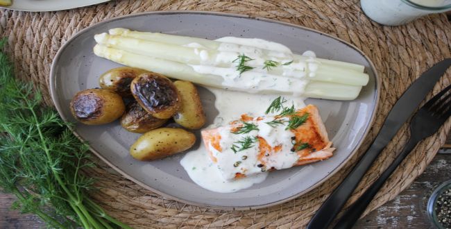 Knuspriges Lachsfilet mit Spargel und Dill-Sahnesauce