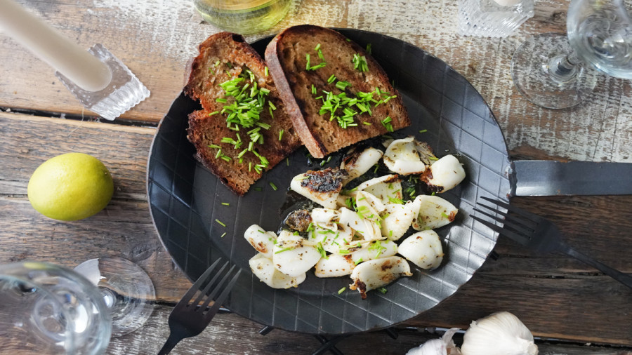 Rezept Tintenfischtuben in Knoblauchöl mit Röstbrot