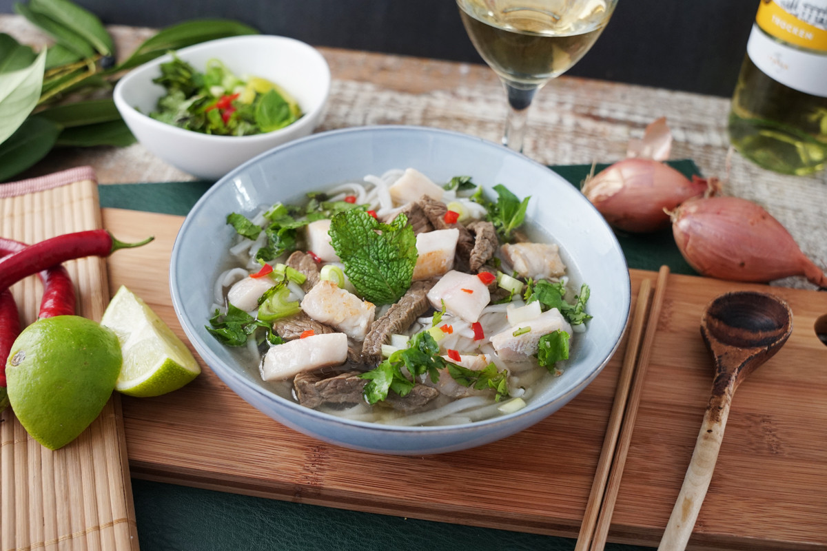traditionelle Pho mit Rotbarsch verfeinert